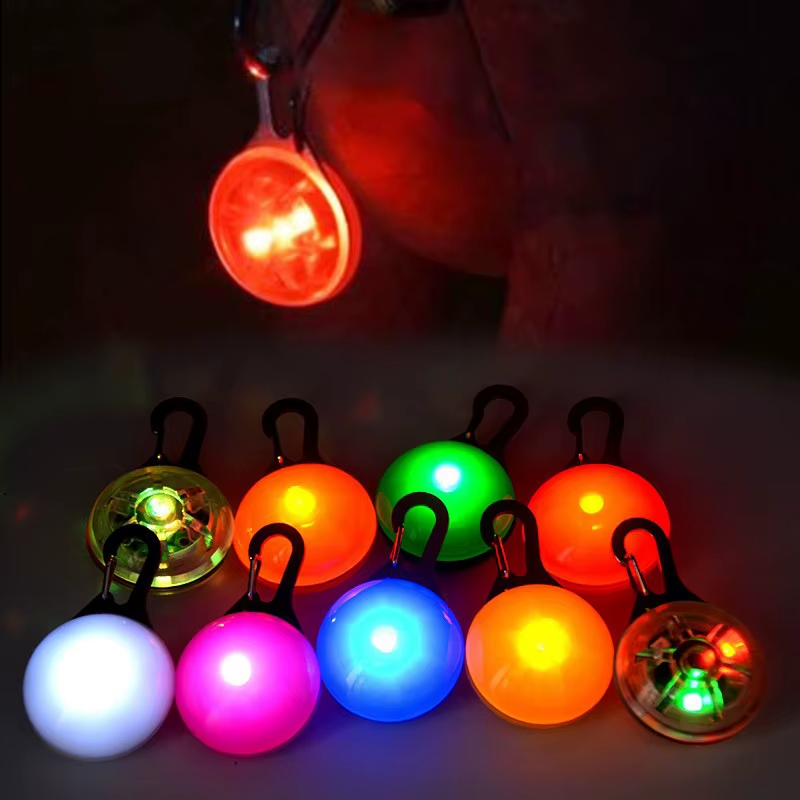 Pet collar pendants illuminated in different colors